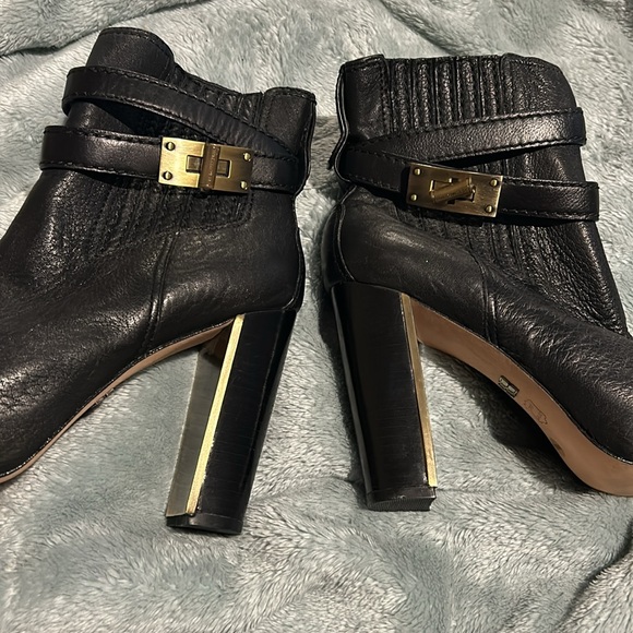 BCBG Black Leather Booties With Wrap Buckle Detail-NWT-Sz 8.5 - Picture 11 of 12